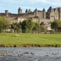 La ville de Carcassonne, en bordure de l'Aude, est connue pour sa fameuse Cité, ensemble architectural médiéval restauré par Viollet-le-Duc au XIXe siècle. et inscrit au patrimoine mondial de l'UNESCO depuis 1997. L'histoire de Carcassonne est directement liée à celle de la cité. C'est en 1247 que la ville s'étend réellement hors de la cité. Il s'agit de la ville basse ou bastide Saint-Louis. Au sud de la cité, cinq châteaux forts (château de Termes, château d'Aguilar, château de Quéribus, château de Peyrepertuse et château de Puilaurens), désignés comme les « cinq fils de Carcassonne », dont les ruines subsistent encore, défendaient le passage du Languedoc contre les Espagnols. La ville de Carcassonne entretient la légende selon laquelle le nom de la ville de Carcassonne daterait du début du IXe siècle. Au moment des faits, la ville aurait été sarrasine. Charlemagne aurait fait le siège, mais la maîtresse des lieux, dame Carcas, aurait fort résisté. Les deux armées seraient devenues affamées. Tandis qu'il n'aurait resté qu'une mesure de blé et un petit cochon dans la cité, la dame Carcas aurait eu l'idée de démoraliser ses adversaires. Le porcelet aurait été engraissé, puis projeté par dessus les remparts. Pensant que la ville avait encore beaucoup de nourriture, Charlemagne aurait fait lever le siège. À ce moment, dame Carcas aurait fait sonner les trompettes et, Charlemagne revenant sur ses pas, la dame Carcas lui aurait proposé la paix. D'où l'expression « Carcas sonne ».
