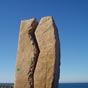 Ce monument de roche énorme est divisé pour symboliser une plaie - la plaie causée par la dégradation du pétrolier Prestige et la fuite ultérieure de nombreuses tonnes de pétrole.