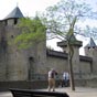Se faire photographier dans la cité médievale de Carcassonne demeure...un grand classique.