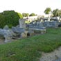 Dans le cimétière qui entoure l'église on peut voir de nombreuses tombes anciennes, certaines en forme de sarcophage  comme à Aulnay...