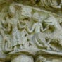 Des chapiteaux du portail présentent des hommes et des femmes en proie aux péché, personnifié notamment par le serpent qui rappelle la faute originelle.