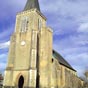 L'église de Lembeye de style gothique date de la fin du XVe siècle : à l'extérieur, portail flamboyant encadré sous le porche clocher; à l'intérieur, sculptures sur les bandeaux de piliers et les clés de voûte.