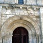 Ardentes : La façade nord de l'égise Saint-Martin s'ouvre sur un large portail sans tympan, avec un double voussure. 