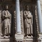 Sous la frise, de grandes figures en pied séparées par des pilastres ornés de rinceaux représentant les saints majeurs de l’Église et tout particulièrement les deux patrons de l’église d’Arles : Saint Étienne et Saint Trophime.