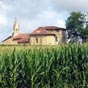 Parmi les champs de maïs surgit l'église de Sensacq!