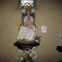 très belle vierge du XVIe siècle en l'église d'Arzacq. Elle est taillée dans un bloc de tilleul, assise sur une cathèdre, tenant l'enfant nu, cependant que des anges tendent derrière un drap fleurdelysé.