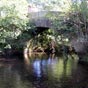 Vieux pont à une arche sur le rio Izo dont les berges ont donné son nom à Ribadizo, village déjà mentionné en 1007: Ribadizo de Baixa est la rive de l'Izo d'en bas.