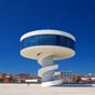 Aviles: Le centre international culturel Oscar Niemeyer-La vision de son créateur est basée sur trois piliers: l'éducation, la culture et la paix. Le centre est conçu comme un aimant capable de réunir ces trois éléments, capables d'attirer les talents.