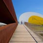Aviles: Le centre international culturel Oscar Niemeyer intégre les diverses manifestations artistiques et culturelles : expositions, musiques, théatre et danse, le cinéma, la nourriture, des mots, de l'éducation. Le centre est bâti sur un terrain jouxant l'estuaire.