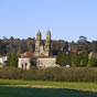 Le Monastère de Sobrado dos Monxes fondé vers le Xe siècle accueillit une communauté de moines cisterciens en 1142, en faisant ainsi le premier monastère de cet ordre en Espagne.