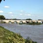 Le pont de Beaugency est un des rares ponts médiévaux sur la Loire. Bien que plusieurs fois remanié, il a gardé ses arches inégales. La plus grande permettait le passage des bateaux.