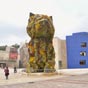  Le chien géant Puppy habillé de fleurs, œuvre de l'artiste Jeff Koons (1992) situé à l'entrée du musée Guggenheim