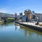 Le Rio Nervion traverse toute la ville de Bilbao et  jouxte le musée Guggenheim