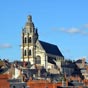 Blois : La cathédrale Saint-Louis a été rebâtie à diverses reprises aux XIIe, XVIe et XVIIe siècles sur une crypte carolingienne dans laquelle fut déposé le corprs de Solenne (évêque de Chartres) en 590. L'essentiel date d'après 1680 et est érigé en style gothique classique. Le clocher date du milieu du XVIe siècle. Les vitraux ont été réalisés par l'artiste hollandais Jan Dibbets. 