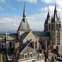 Blois : L'église Saint-Nicolas est une ancienne abbatiale bénédictine, liée à l'abbaye Saint-Laumer, dont le chœur et le transept ont été édifiés entre 1138 et 1186, début de l'art gothique, alors que la nef, inspirée de la cathédrale de Chartres, et les tours datent du début du XIIIe siècle. Les proportions de la nef ont été inspirées par la cathédrale de Chartres.