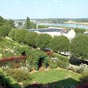Blois : Les Jardins de l'Évêché en terrasse dominent la vallée de la Loire et offrent une vue étendue sur la ville. La terrasse basse, aménagée en roseraie, contient des centaines de variétés rares. Des fouilles effectuée en 2010 ont mis au jour un ancien cimetière dont l'origine exacte est encore inconnue à ce jour.