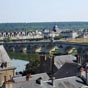 Arrivvée à Blois : Le pont Jacques-Gabriel, œuvre de Jacques V Gabriel fut édifié à partir d'avril 1717 et achevé en 1724. Sa construction fait suite à la destruction en 1716 de l'ancien pont médiéval situé 70 mètres en aval. Il comprend 11 arches, mesure 283 mètres de long et est surmonté d'une pyramide haute de 14,60 mètres. Il est également le dernier pont en dos d'âne construit sur la Loire.