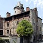 Cahors : L'hôtel de Roalde:Le roi Henri IV y aurait séjourné lors des Guerres de Religion qui ont fait rage dans la région. La famille de Roaldès qui vit toujours à Cahors, a compté au XVIe siècle, un juriste célèbre, François Roaldès, professeur à l'université de Cahors.