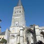L'entrée de l'église abbatiale se situe place des Pêcheurs. L'ample tour Sainte Croix a été édifiée au XIIème siècle. De plan carré à deux étages de fenêtres, elle est surmontée d'une flèche couverte d'ardoises remplaçant l'original en pierres.