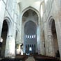 L'Intérieur de l'église abbatiale : Au XIIe siècle, le chevet à sept absides échelonnées fut remplacé par un chevet déambulatoire et chapelles rayonnantes. Bien que très remaniée au XVIIe siècle, l'intérieur de l'église Notre-Dame, récemment restauré, impressionne par son transept de grande dimension, avec de hautes colonnes reposant sur des arcs brisés. Le chœur est composé de trois travées avec une voûte en berceau brisé, l'abside présentant un faux triforium et est entouré d'un déambulatoire avec des chapelles rayonnantes. Les chapiteaux du chœur présentent des sculptures à motifs pour la plupart animaliers. Les stalles furent installées sous Jean de La Magdeleine de Ragny en même temps que fut réalisé le passage de La Madeleine et la façade de l'église. C'est sous le prieur Jacques Nicolas Colbert que fut refait une partie de l'église.  Sur le mur intérieur du croisillon Sud se trouve le deuxième tympan qui présente dans une mandorle le Christ, entouré des deux prophètes Moïse et Élie. Les apôtres sont aussi représentés et plusieurs scènes de la vie de Jésus-Christ comme l'Adoration des mages et la Présentation au Temple. 
