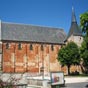 L'église Saint-Michel à Chârost date du XIIème siècle, elle surprend par sa taille imposante et la teinte rougeâtre de sa pierre, un calcaire local appelé 