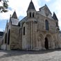 De toutes les églises romanes de Poitiers, Notre Dame la Grande est celle qui a le mieux conservé son plan et sa silhouette romane, malgré de nombreux ajouts au fil des siècles. N'ayant pas de transept, elle n'a pas la forme en croix latine de la plupart des églises. Enserrée dans un tissu urbain médiéval très dense, et limitée par les constructions existantes et les voies de circulation, l'église conserve de fait un léger desaxement au niveau de la crooisée qui, surtout depuis le dégagement de l'église au XIXe siècle, peut sembler mystérieux.