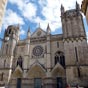 La cathédrale Saint Pierre de Poitiers: La cathédrale est de style gothique angevin. La façade, avec sa rosace et ses trois portails à gable, a subi l’influence de l'architecture gothique du nord de la France. Les sculptures en haut-relief illustrent sur trois étages le Jugement dernier.