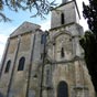 Si à Tours on venait prier saint Martin, à Poitiers c'est autour du tombeau de saint Hilaire que se retrouvaient les pèlerins.L'église Saint Hilaire actuelle est une construction romane du XIe siècle. Elle est du XIIe siècle pour le chœur, le transept, la première travée de la nef et le clocher du côté nord. À partir de la deuxième travée orientale de la nef, la construction est différente. Elle correspond, en effet, aux reconstructions du xixe siècle. Pour se représenter l'église dans sa grandeur d'origine, il faut lui rajouter une travée et demi vers l'ouest.  Le long du flanc sud de l'église, un enfeu roman est accompagné d'inscriptions latines  Le clocher est situé au-dessus du bras nord du transept. Sa base est un carré parfait de 11,60 m de côté. Le clocher comptait jadis une porte vers l'intérieur du sanctuaire.  La façade occidentale est néo-romane. Elle a été construite de 1869 à 1884.