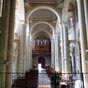 Quand on pénètre dans l'église, on est frappé par sa hauteur qui éclaire la grande nef: cette clarté permet d'apprécier les beaux chapiteaux du choeur et les fresques des piliers...