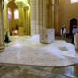 Depuis 2011, l'église Saint Hilaire abrite un choeur contemporain en marbre blanc imaginé et dessiné par l'éco-designer Mathieu Lehanneur, dans le cadre d'une commande publique d'oeuvre d'art.