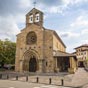 Villaviciosa: L'église Santa-Maria de la Oliva a été construite à la fin du XIIIe siècle ou au début du XIVe siècle.Elle présente quelques éléments gothiqueset peut donc êtred qualifiée de bâtiment de transition entre deux styles artistiques.
