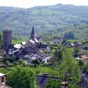 En poursuivant le chemin après la découverte de l'église et du château de Sénergues, on a une très belle vue sur le village... 