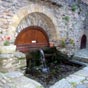 La fontaine du Barry, romane, a un réservoir voûté en berceau.