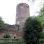 La tour du château de Chateaubrun. Les ruines de la forteresse médiévale dominent la Creuse depuis un promontoire rocheux.