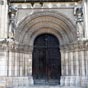 Sur le portail et de chaque côté on découvre les statues de Saint Martin et de saint Hilaire. Elles rappellent que ce sanctuaire a toujours été une étape importante entre Chatellerault et Poitiers...