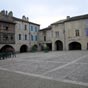 Lauzerte est une bastide avec cette place qui laisse apparaître des maisons du XIIIe siècle à façade de bois et fenêtres géminées, colombages et pierres blanches...