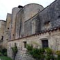 Remparts, donjon, château, maisons médiévales et église romane vous replongent dans le XIIIe siècle en plein Moyen-Âge...