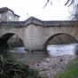 Figeac : Le Pont du Pin est un pont médiéval comprenant deux voûtes construites au XIIIe siècle et une troisième au XVe siècle. Cette dernière enjambait le bief amont du moulin de Paramelle. Ce pont doit son nom à un grand pin disparu à la Révolution.