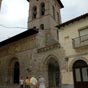 L'église Santiago est du 12e siècle. elle fut détruite par les soldats français en 1809. Elle conserve un très beau porche roman représentant  le Christ en Majesté. 