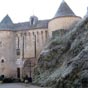 Gargilesse : le château fut construit par les Naillac, seigneurs de Gargilesse, à partir du xe siècle. On y accède par l'ancienne porte du xiie siècle encadrée par deux tours. Le château a été pris et pillé au cours de la Fronde, en 1650. Il a été reconstruit au XVIIIe siècle dans un style sobre. Seule la poterne et ses tours adjacentes subsistent de la construction médiévale.