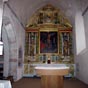 Le maître autel est orné d’un retable du XVIIe ou XVIIIe siècle représentant saint Pierre et saint Paul au pied du crucifix.