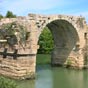 Nous découvrons Villetelle après une heure de marche . et ce qu'il reste d'un pont romain  qui permettait à la voie Domitienne  de franchir le Vidourle...il ne reste plus que cette arche sur les onze à l'origine.