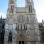 Fondé en 1390 pour accueillier les pèlerins, l'hôpital Saint-André a totalement disparu. La cathédrale, chef d'oeuvre de la ville a heureusement survécu en subissant au cours des siècles de nombreuses transformations. Côté nord, le portail royal est décoré du Jugement dernier et des apôtres dans la plus pure tradition du gothique français.
