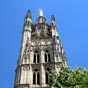 La tour Pey-Berland, isolée du reste de la cathédralel a été construite entre 1440 et 1450. Elle est quadrangulaire avec des contreforts, une galerie extérieure et une flèche octogonale avec au sommet, une statue de Notre-Dame d'Aquitaine réalisée en 1862 et restaurée dernièrement.