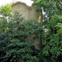 Saint-Jeanvrin : Ruines d'un château. C'est sans doute au milieu du xve siècle que le château fut construit par Guy de Chauvigny, ou par son fils Hugues. La ruine devait commencer probablement entre 1589 et 1591, lors du passage du maréchal de La Châtre, guerroyant dans le pays pour le compte de la Ligue.