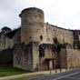 La Réole : Chateau des Quat'Sos. Il fut fortifié à la fin du XIIe siècle. Assiégé en 1345, il fut, finalement, en partie démantelé en 1629 sur ordre du Cardinal de Richelieu. Aujourd'hui trois tours subsistent en l'état dont celle du sud-ouest nommée la Thomasse.