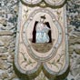 En l'église: Bannière à la gloire de Notre Dame de Buclose posée sur un mur en garluche...