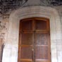 L'influence du pèlerinage est bien marquée avec un vaste porche jacquaire et un portail orné d'une étonnante torsade de coquilles et de fleurs de lys (Voir détail photo suivante).