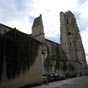 La tour carrée de la cathédrale saint Gervais à cinq niveaux refaite au XVIIIe siècle dans le respect du style perdit peu après sa flèche qui en faisait, dit-on, le plus haut clocher de France.