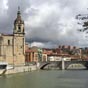 Construite à la fin du XVe siècle, l'église de San Antón n'est pas la plus ancienne de Bilbao, mais bien l'une des plus typiques. Située sur les berges du fleuve, tout près du Marché de la Ribera et l'ancien Hôtel de Ville, son histoire est intimement liée à celle de la ville, à tel point qu'elle est dessinée à côté du pont qui porte le même nom dans les armures de la ville.